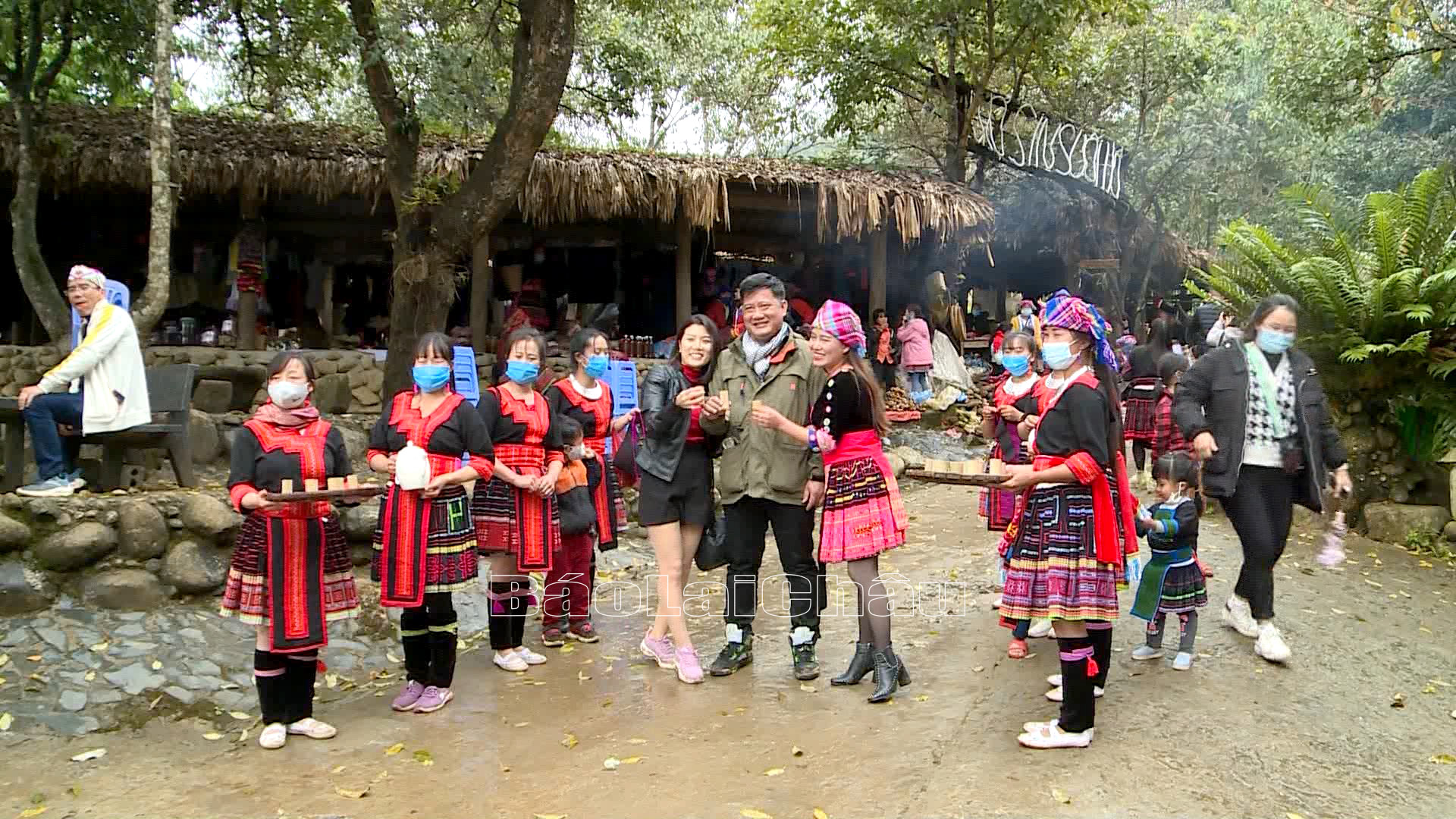 Du khách được hòa mình trong nét văn hóa đặc sắc của đồng bào dân tộc Mông ở Sin Suối Hồ.